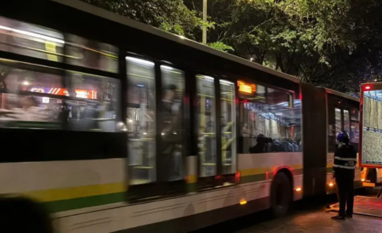  Inmovilizan 55 vehículos y sancionan a más de 80 personas en el carril Metroplús de Medellín

 – En un click