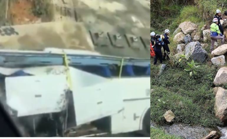  Así cayó el autobús al abismo en Antioquia tras accidente que dejó 17 muertos: impactantes imágenes de los restos

 – En un click