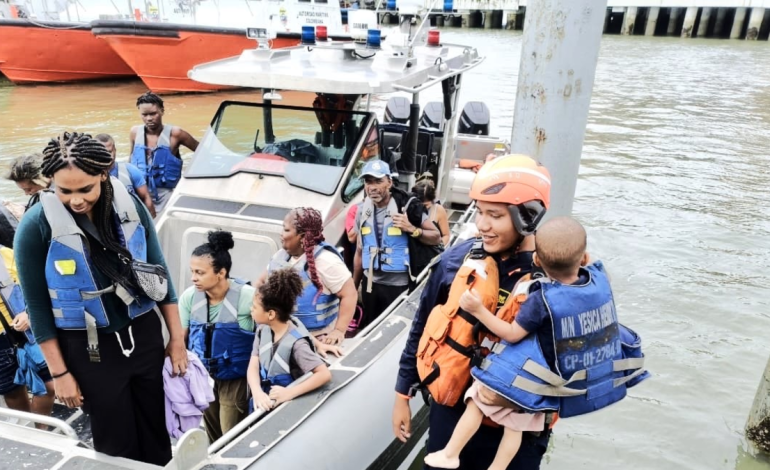  hombres, mujeres y tres niños temían por sus vidas tras 9 horas a la deriva; Este fue su rescate

 – En un click