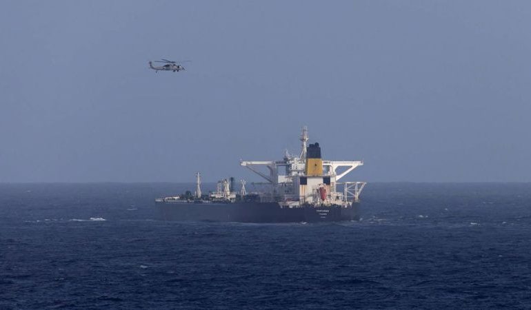  Estados Unidos intensifica el cerco petrolero y persigue a barco sancionado en aguas cercanas a Venezuela – 

 – En un click