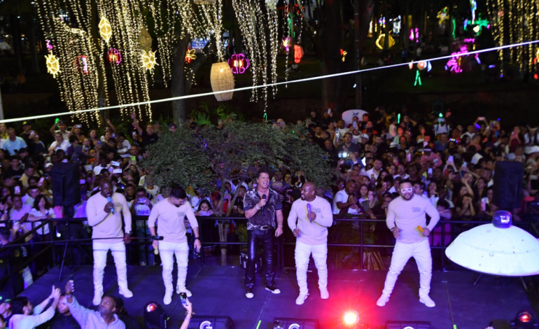  Carlos Vives y el Grupo Nicho sorprendieron con concierto en pleno Bulevar del Río para calentar la Feria de Cali

 – En un click