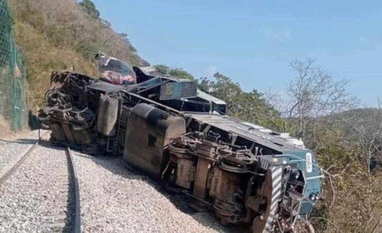  Trece muertos tras descarrilamiento de tren en México

 – En un click