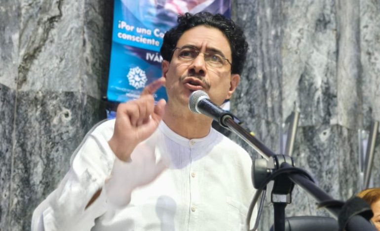 Iván Cepeda defiende el aumento del salario mínimo del 23%.

 – En un click