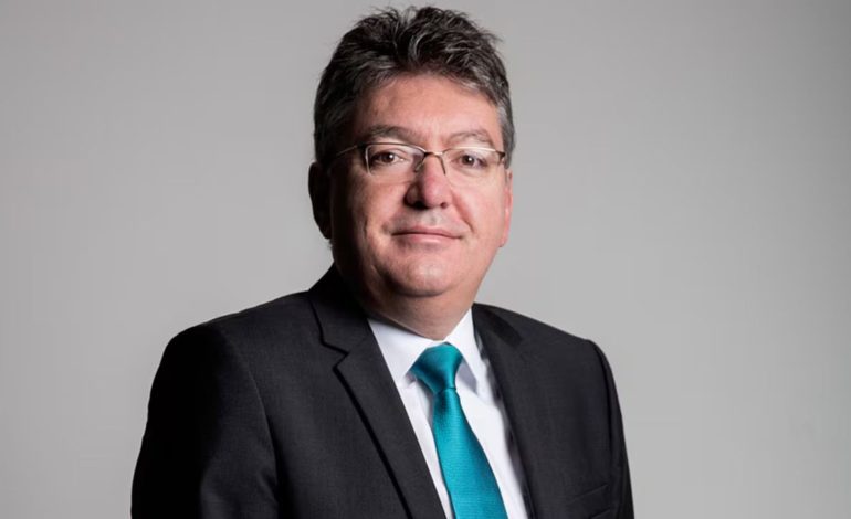  Críticas de Mauricio Cárdenas al aumento del 23% del salario mínimo.

 – En un click