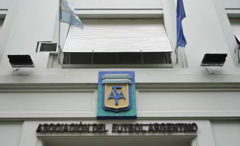  La Federación Argentina de Fútbol fue allanada por presunto lavado de dinero.

 – En un click