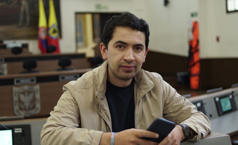  «Hay que limitar el poder de los alcaldes locales de Bogotá»: Daniel Briceño

 – En un click