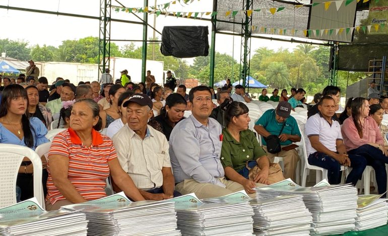  El gobierno entrega 535 derechos de propiedad en Sabana de Torres

 – En un click