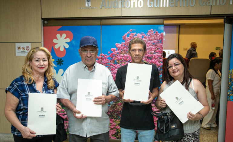  Después de años de vivir al margen de la ley, 1.057 familias en Medellín lograron la legalización de sus viviendas

 – En un click