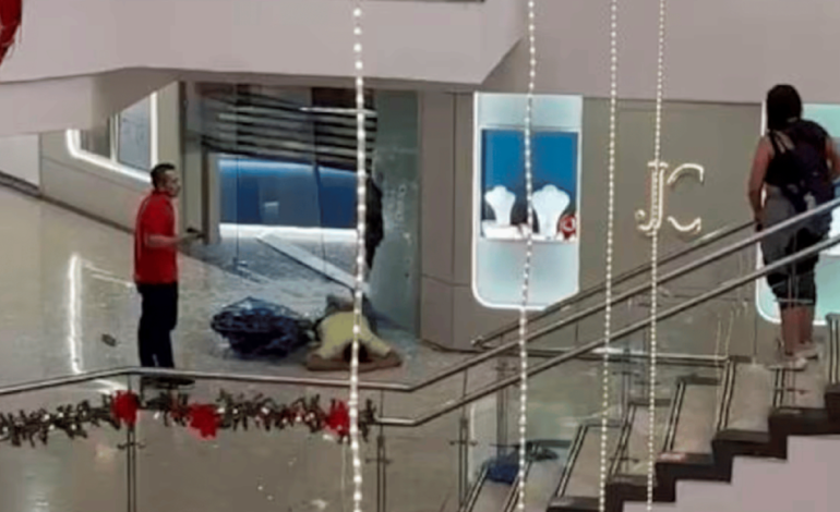  Había sido trasladado hace tres meses.

 – En un click