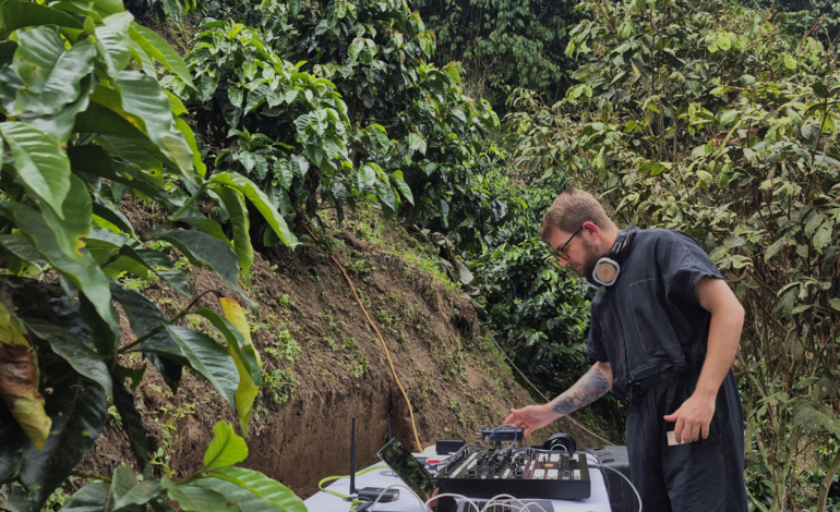  La historia de Hila, una DJ argentina que vino a Colombia a experimentar el sonido de las plantas, la mezcla de ciencia y tecnología en un cafetal

 – En un click