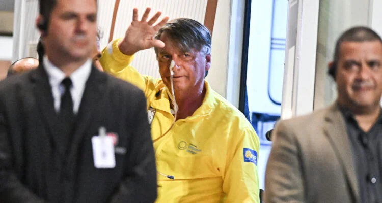  La justicia mantiene detenido a Bolsonaro mientras autoriza su atención médica – 

 – En un click