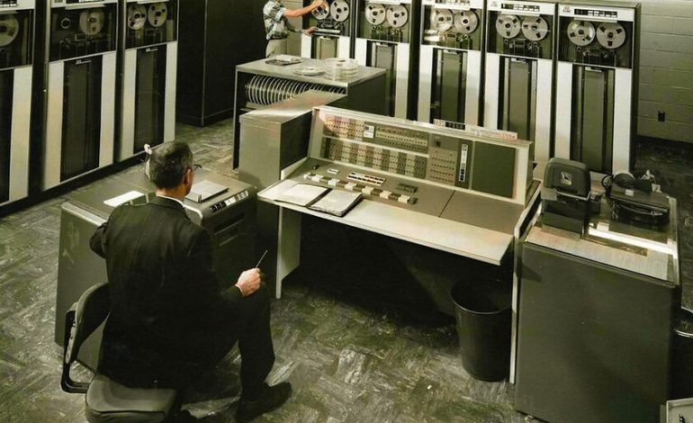  Hace 60 años tenían que literalmente «cortar» el código en tarjetas perforadas

 – En un click