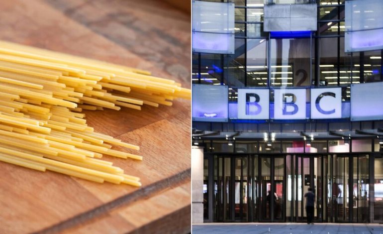 En 1957, la BBC explicó que los italianos recogían sus espaguetis de «árboles de pasta». Y millones de británicos lo creyeron.

 – En un click
