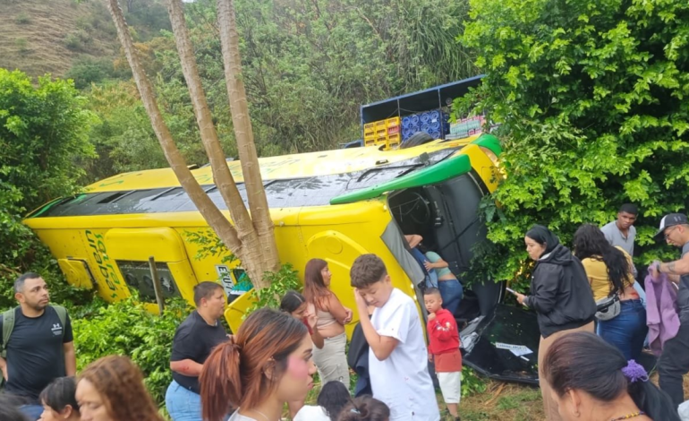  18 personas lesionadas tras accidente de un bus de transporte municipal en jurisdicción del municipio de Olaya en Antioquia:

 – En un click