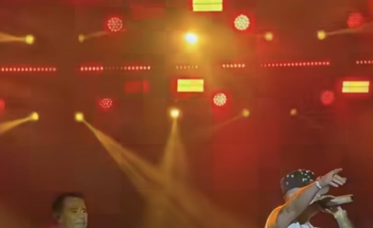  Jhonny Rivera le da inesperada sorpresa a su hijo Andy, en el Carnaval de Blancos y Negros en Pasto

 – En un click