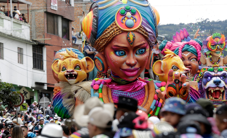  107 motivos desfilaron por sus calles

 – En un click