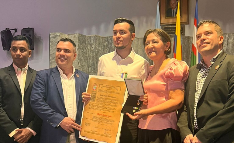  en Cali transformó vidas con becas para jóvenes vulnerables y recibió la condecoración del Consejo

 – En un click