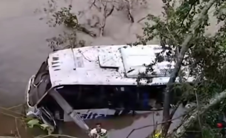  habría sucumbido a las aguas tras el fatal accidente que dejó 15 heridos

 – En un click