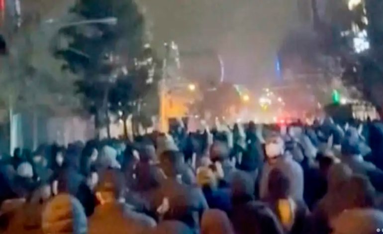  ONG denuncian “masacre” de manifestantes en Irán en medio de protestas y amenazas a EE.UU. – 

 – En un click