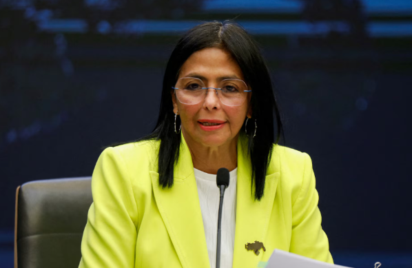  De diplomática a líder de facto: Delcy Rodríguez enfrenta el desafío de gobernar Venezuela sin Maduro – 

 – En un click