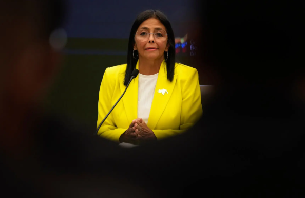  Primera mujer al frente de Venezuela: Delcy Rodríguez designada presidenta interina en medio de tensión internacional – 

 – En un click