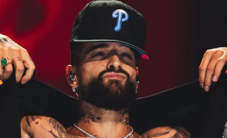  Maluma ilumina la web con su nuevo look

 – En un click