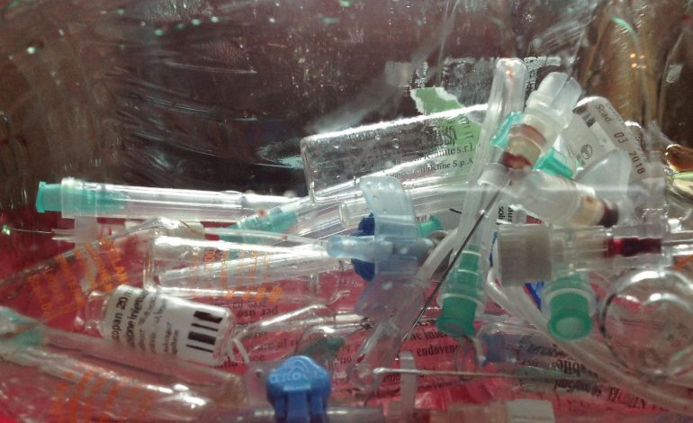  ¡Qué peligro! La clínica de estética arrojó residuos hospitalarios en la vía pública

 – En un click