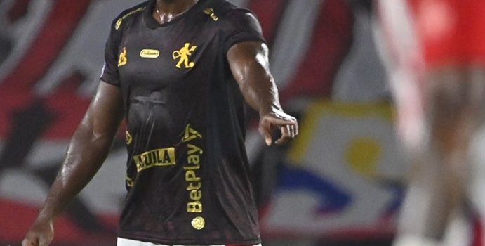  Una lesión en la cadera lo sacó de la pretemporada con el América

 – En un click