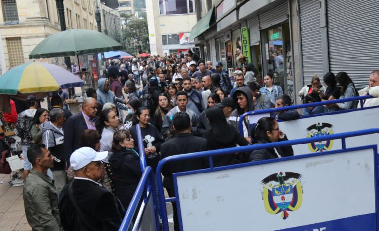  Así están las oficinas de pasaportes en Colombia tras fallas en el sistema de Cancillería: hay largas filas y miles de quejas de los ciudadanos

 – En un click