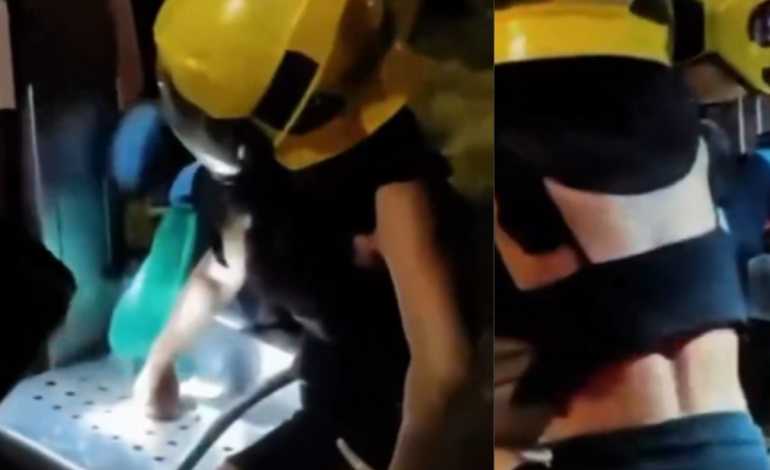  Bomberos rescataron a un joven cuyo dedo quedó atrapado en una banca en el paradero del MIO en Cali

 – En un click