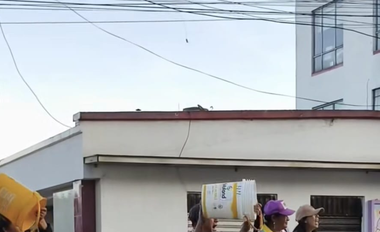  Con baldes vacíos, habitantes de Ipiales, Nariño, recibieron al presidente Gustavo Petro y le reclamaron por la falta de agua

 – En un click