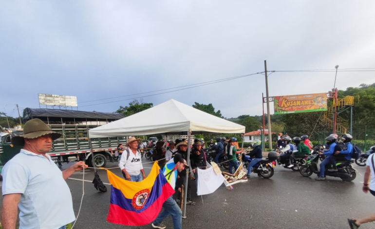  Continúan bloqueos de vías hacia terminal aérea y Lebrija por paro nacional

 – En un click