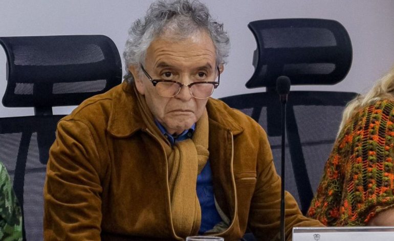  Exdirector de Inteligencia en problemas por hablar con el abogado de Papá Pitufo

 – En un click