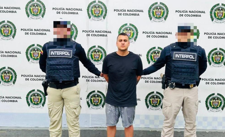  Se trata de uno de los hombres más buscados por Interpol por el presunto delito de tráfico de drogas en España.

 – En un click