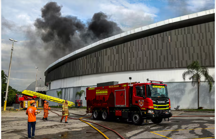  Grave incendio destruye parte del techo del velódromo olímpico de Río de Janeiro – 

 – En un click